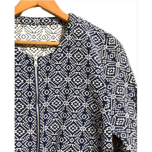 BLUE and White GEOMETRIC Pattern Jacket - Picture 4 of 7